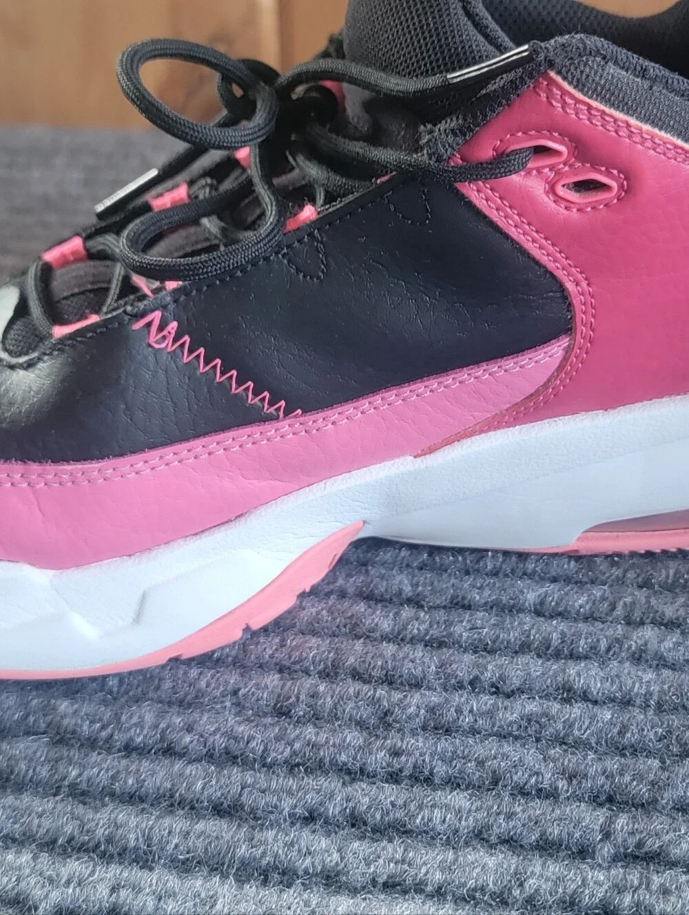 Nike Air Jordan Max Aura 3 Girls Size 6.5Y Black Pink Basketball Shoes Sneakers